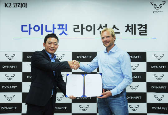 정영훈 K2코리아 대표와 베네딕트봄(Benedikt Boehm) 다이나핏 대표가 K2코리아 본사에서 다이나핏의 국내 라이선스 계약 체결을 기념해 사진 촬영을 하고 있다.  K2코리아 제공